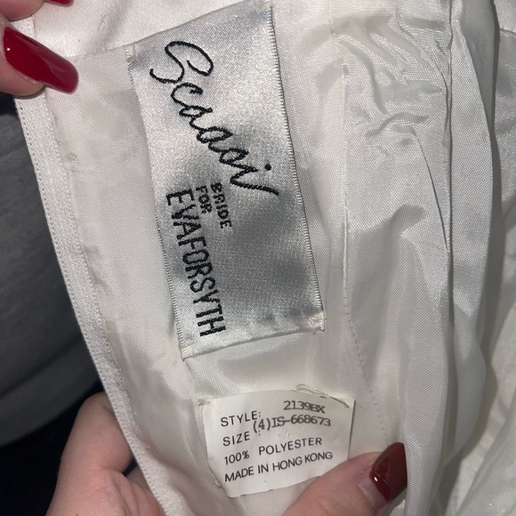 Preowned Eva Scaasi Wedding Dress (with veil & cathedral train included) Size 4 - Picture 5 of 7